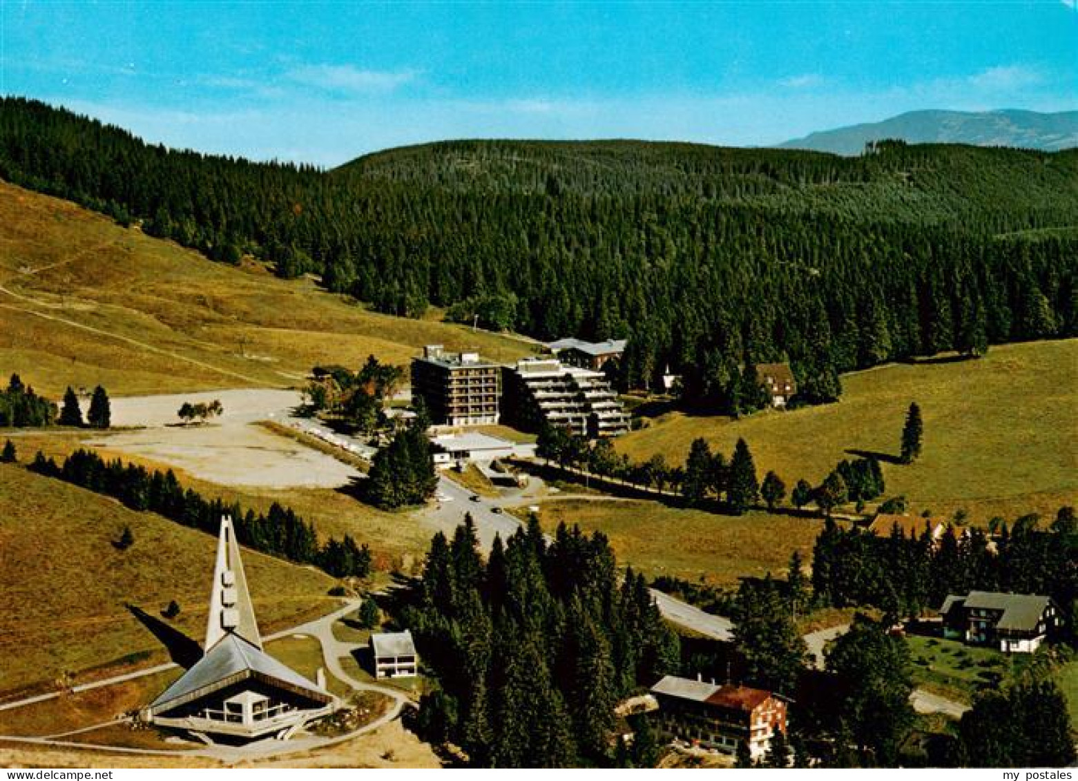 73897855 Feldberg 1450m Schwarzwald Fliegeraufnahme Mit Kirche Hotel Feldberger  - Feldberg