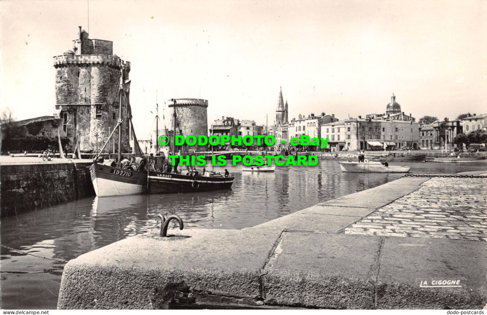 R492304 La Rochelle. Charente Maritime. Le Port Et Les Trois Tours. La Cigogne. - World