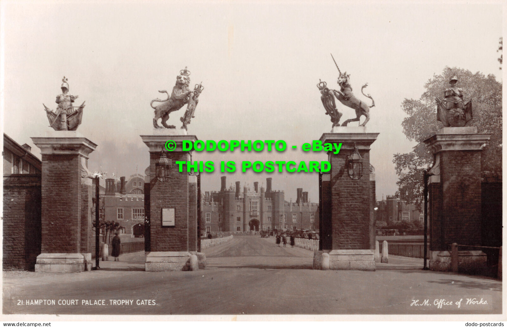 R492787 21. Hampton Court Palace. Trophy Gates. H. M. Office Of Works - World