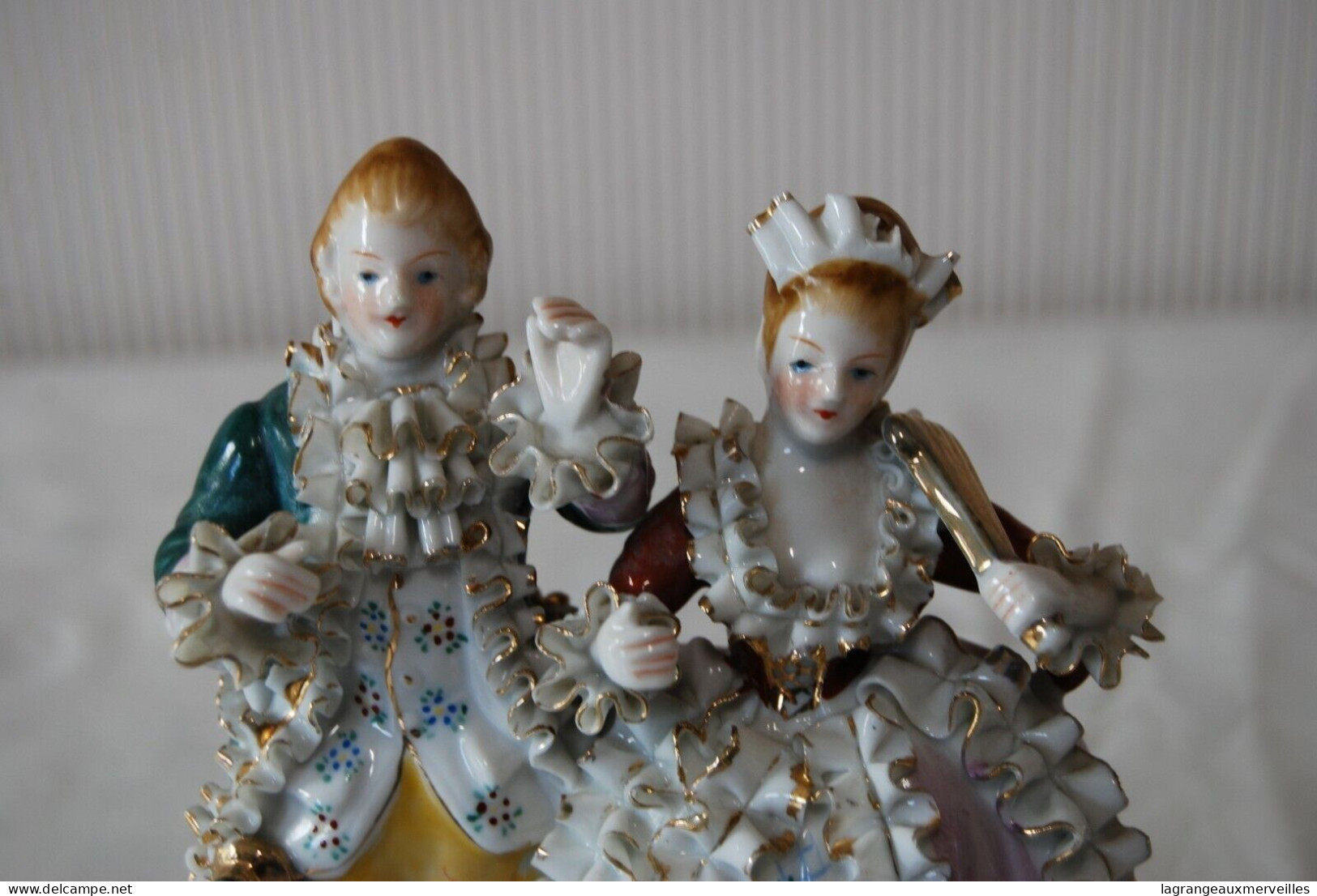 E1 Objet De Vitrine - Le Couple Romantique - Porcelaine Biscuit - HERFORD - Other & Unclassified