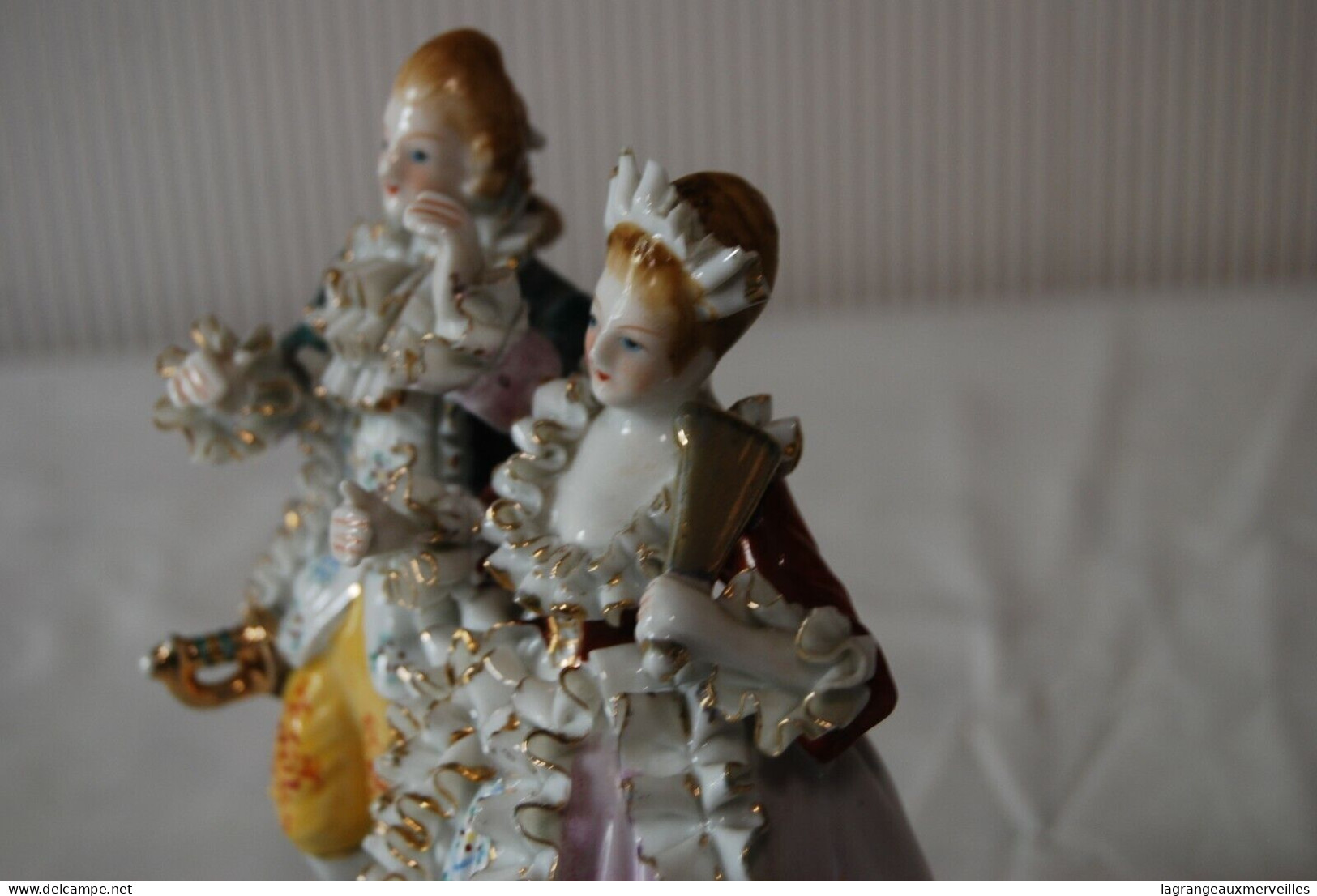 E1 Objet De Vitrine - Le Couple Romantique - Porcelaine Biscuit - HERFORD - Other & Unclassified