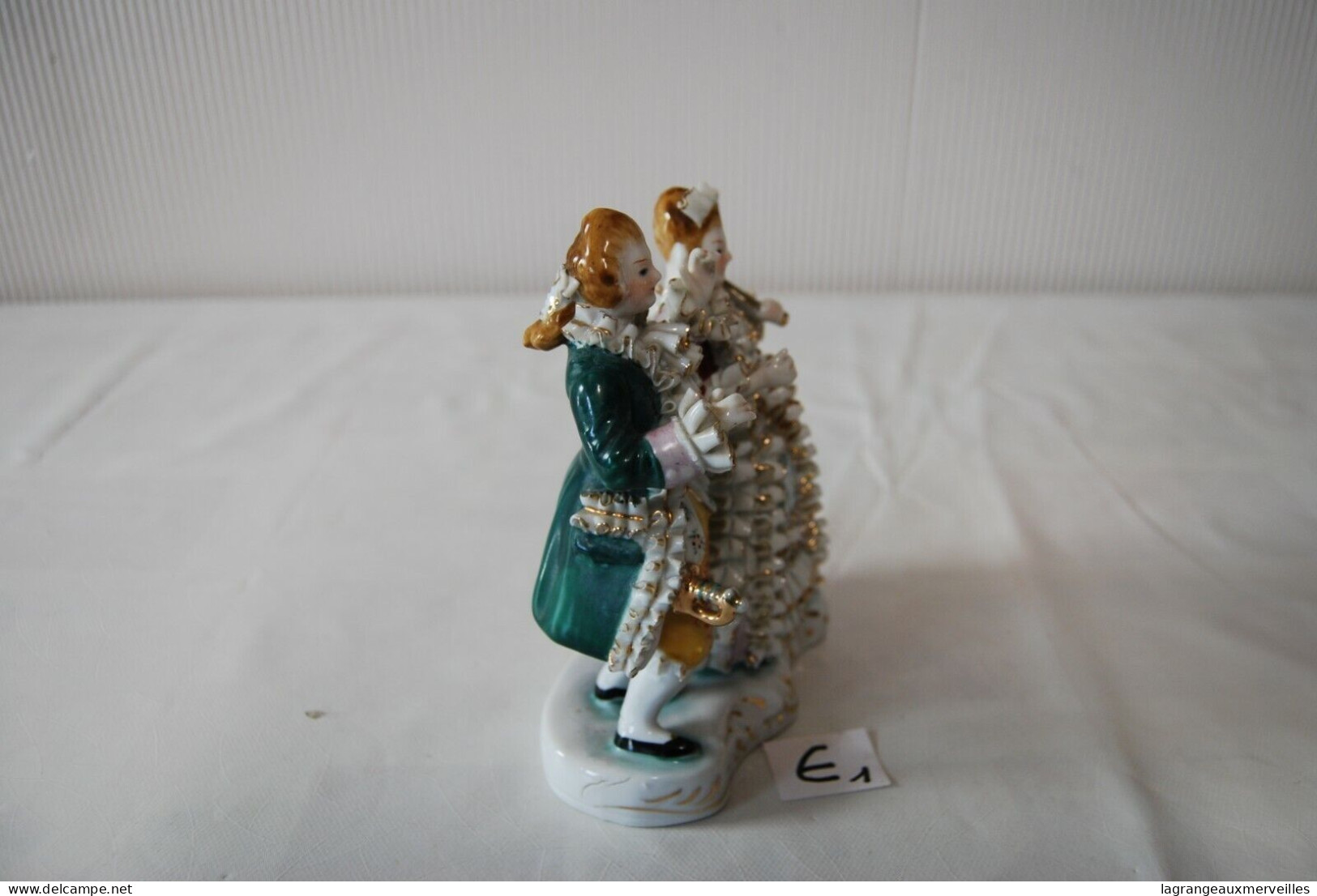 E1 Objet de vitrine - Le couple romantique - porcelaine biscuit - HERFORD