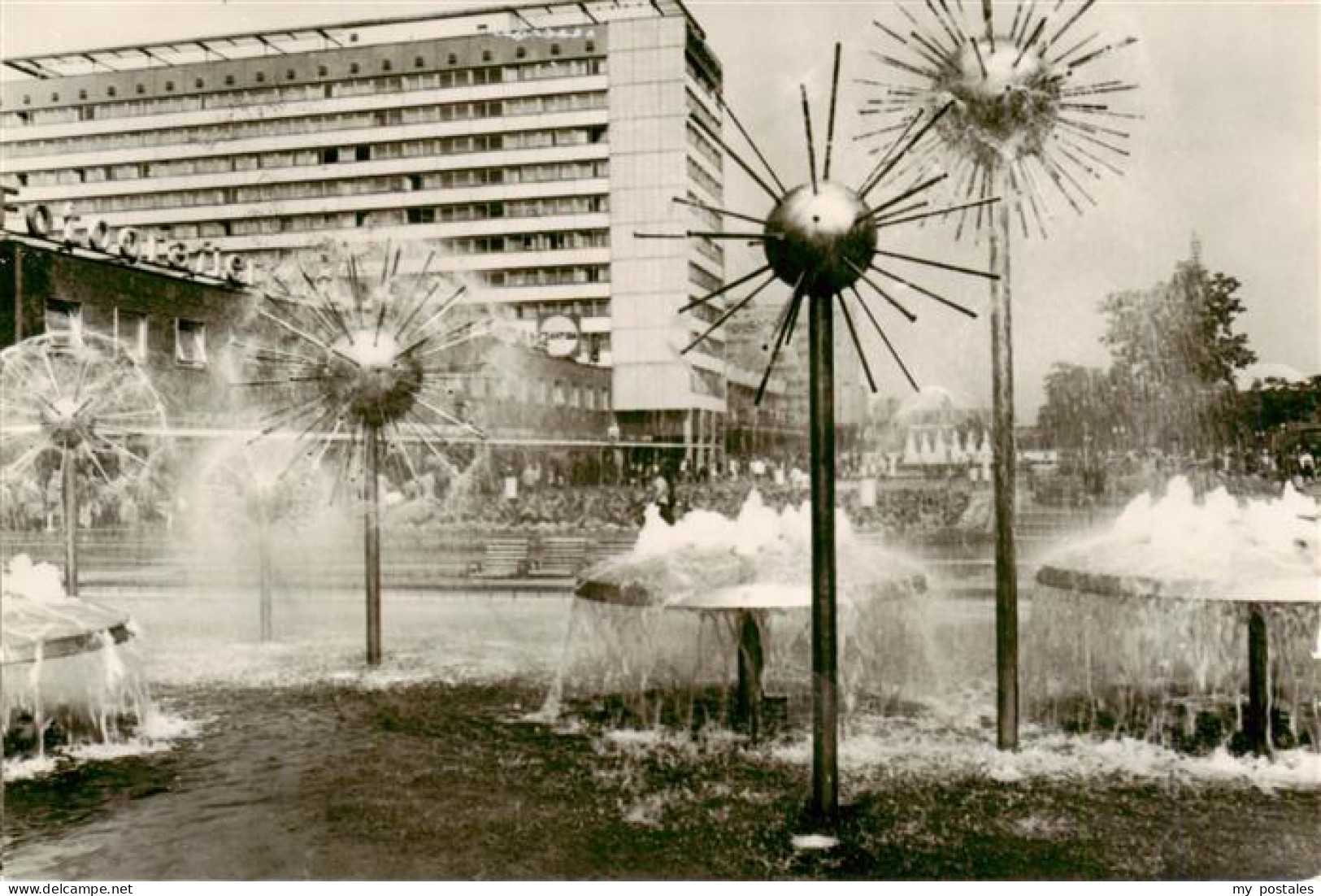 73897472 Dresden Elbe Wasserspiele Prager Strasse Delegiertenpost 14. Parteitag  - Dresden