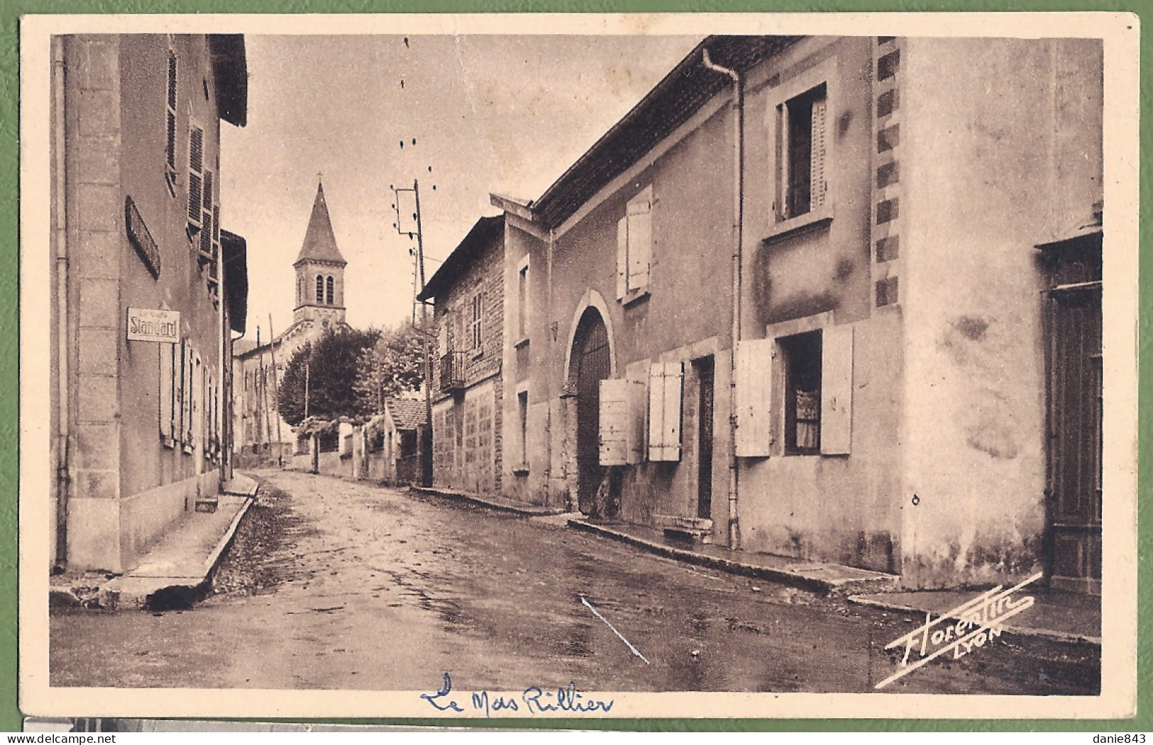 CPA  - AIN - LE MAS RILLIER - UNE RUE ET L'ÉGLISE - Non Classés