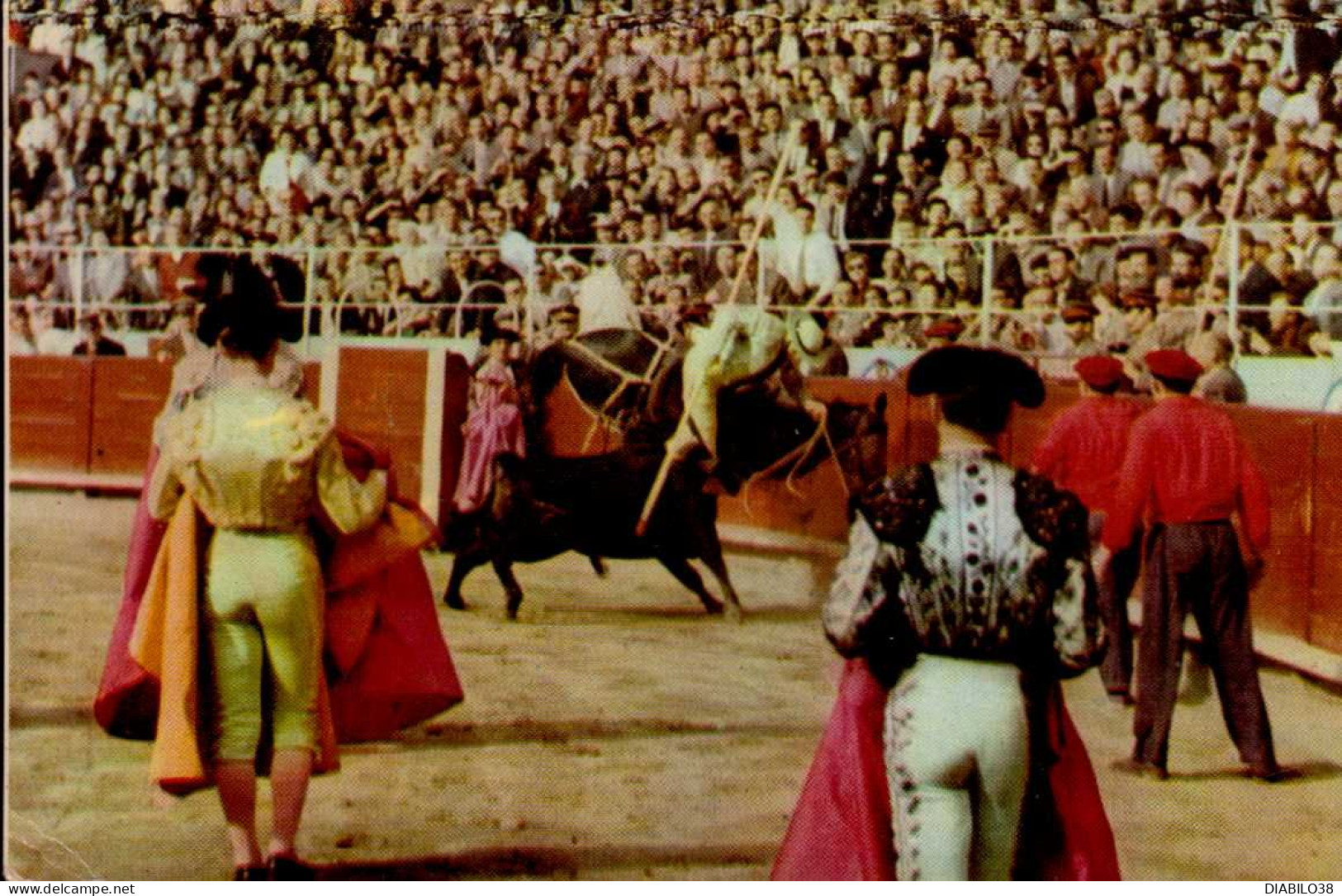 UNE CORRIDA . UNE COURSE DE TAUREAUX.  CAIDA DEL PICADOR . CHUTE DU PIQUEUR - Corrida