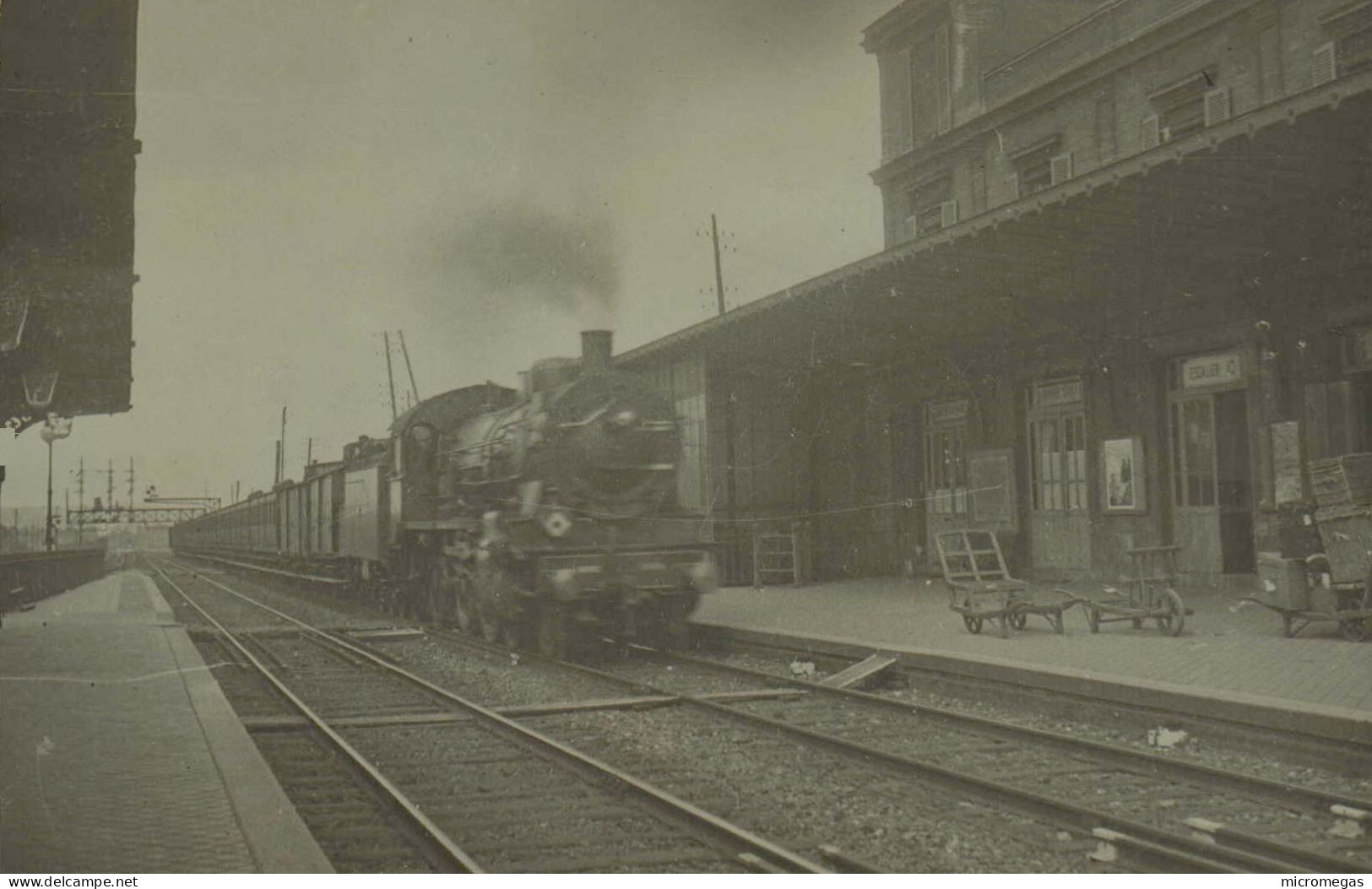 Reproduction - Train En Gare à Identifier - Treni