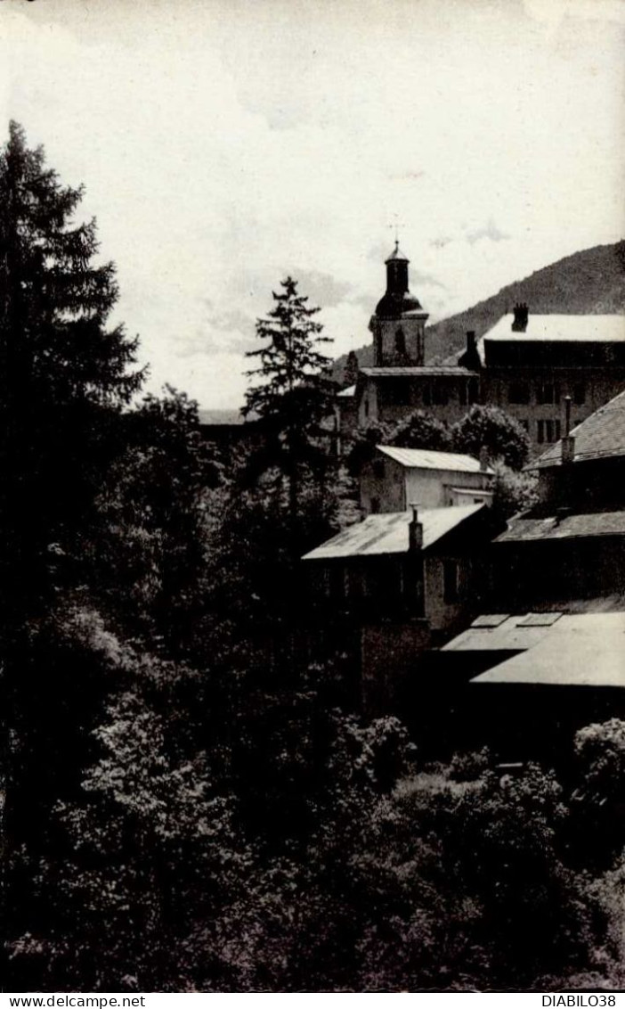 BRIDES-LES-BAINS      ( SAVOIE )   VUE VERS L ' EGLISE - Brides Les Bains