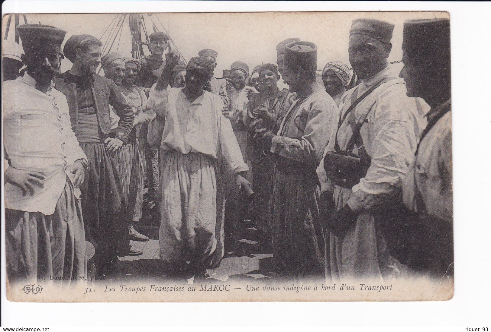 31-Les Troupes Françaises Au MAROC -Une Danse Indigène à Bord D'un Transport (gros Plan) - Autres & Non Classés