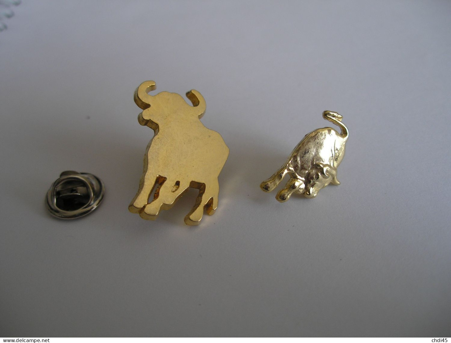 2 Pin's TAUREAUX - Animales