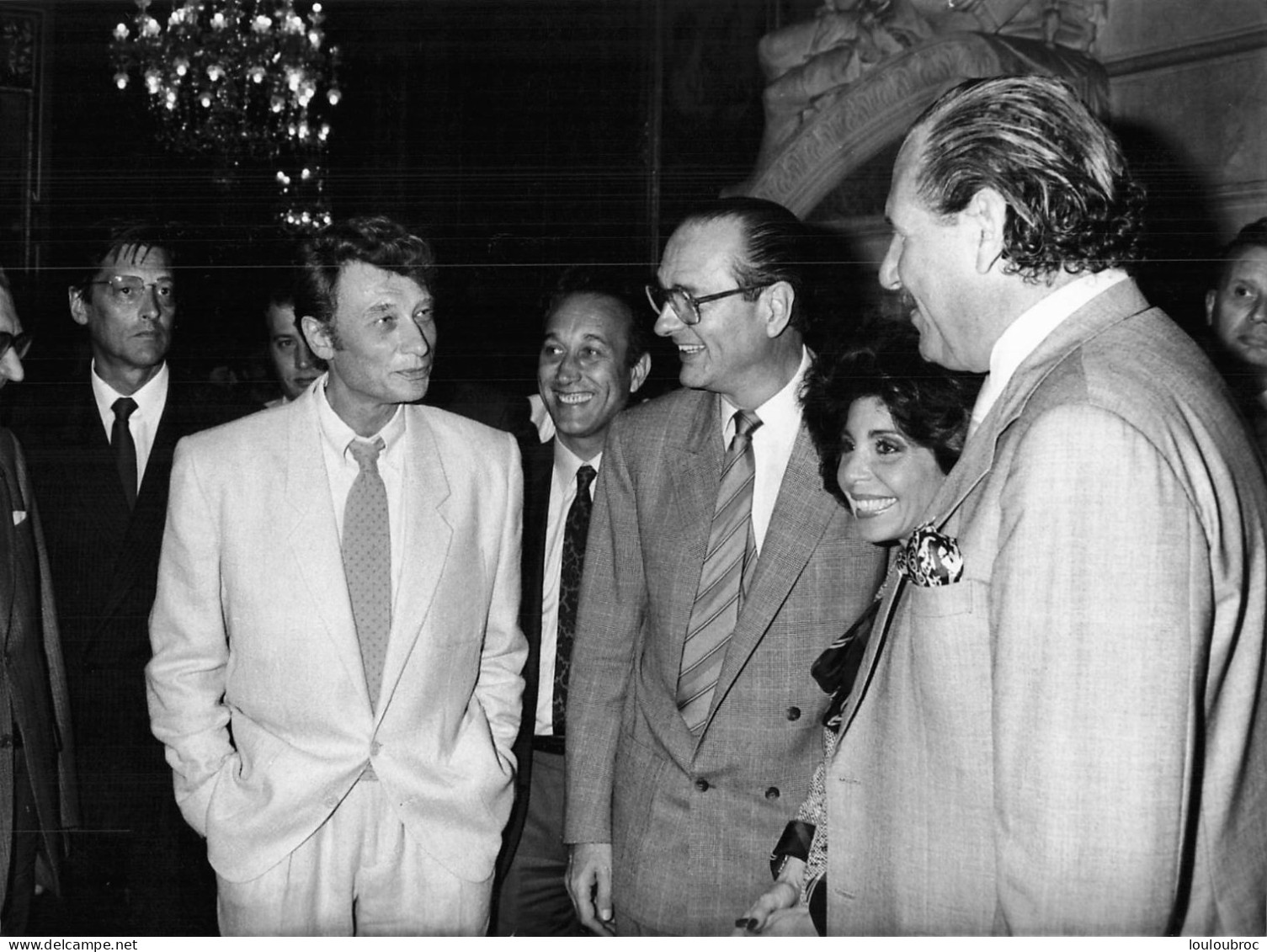 JOHNNY HALLYDAY 1985 RECOIT LA PLAQUE DU BIMILLENAIRE VILLE DE PARIS  JACQUES CHIRAC  PHOTO DE PRESSE ORIGINALE 24X18CM - Berühmtheiten