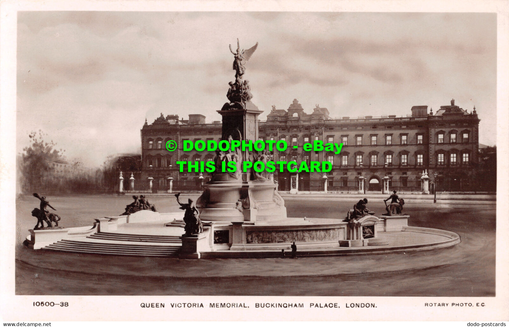 R493282 10500 38. Queen Victoria Memorial. Buckingham Palace. London. Rotary Pho - Autres & Non Classés