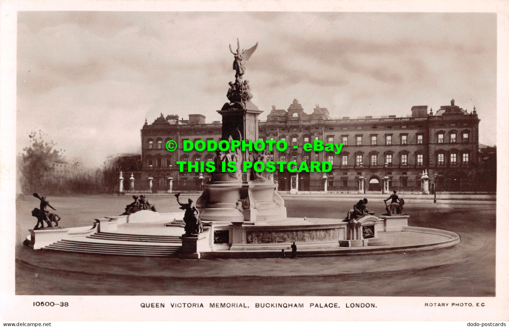 R493282 10500 38. Queen Victoria Memorial. Buckingham Palace. London. Rotary Pho - Sonstige & Ohne Zuordnung