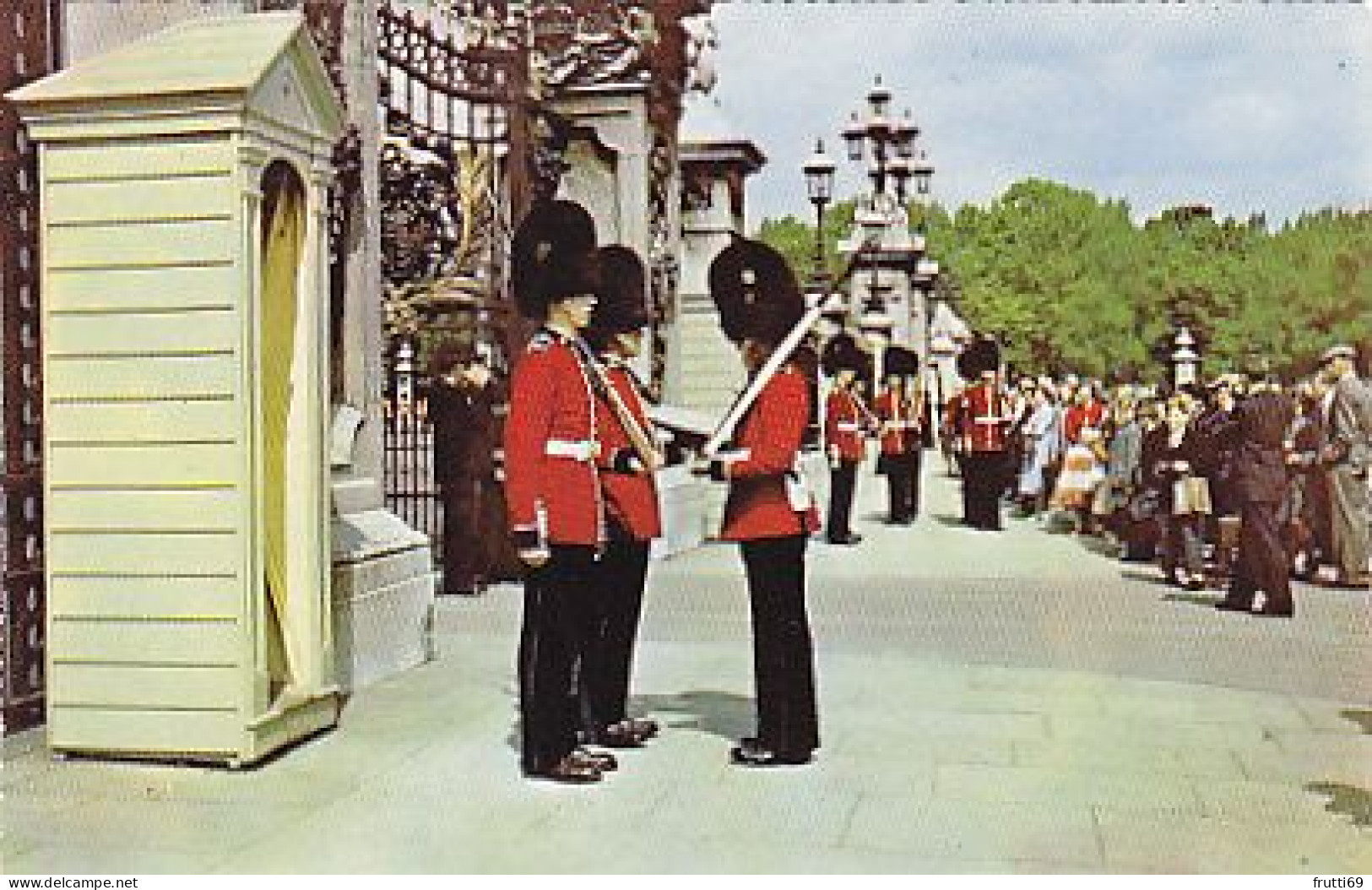 AK 214699 ENGLAND - London - Buckingham Palace - Changing The Guard - Buckingham Palace