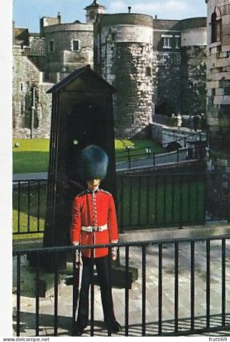 AK 214702 ENGLAND - London - Guardsman Outside Tower Of London - Tower Of London