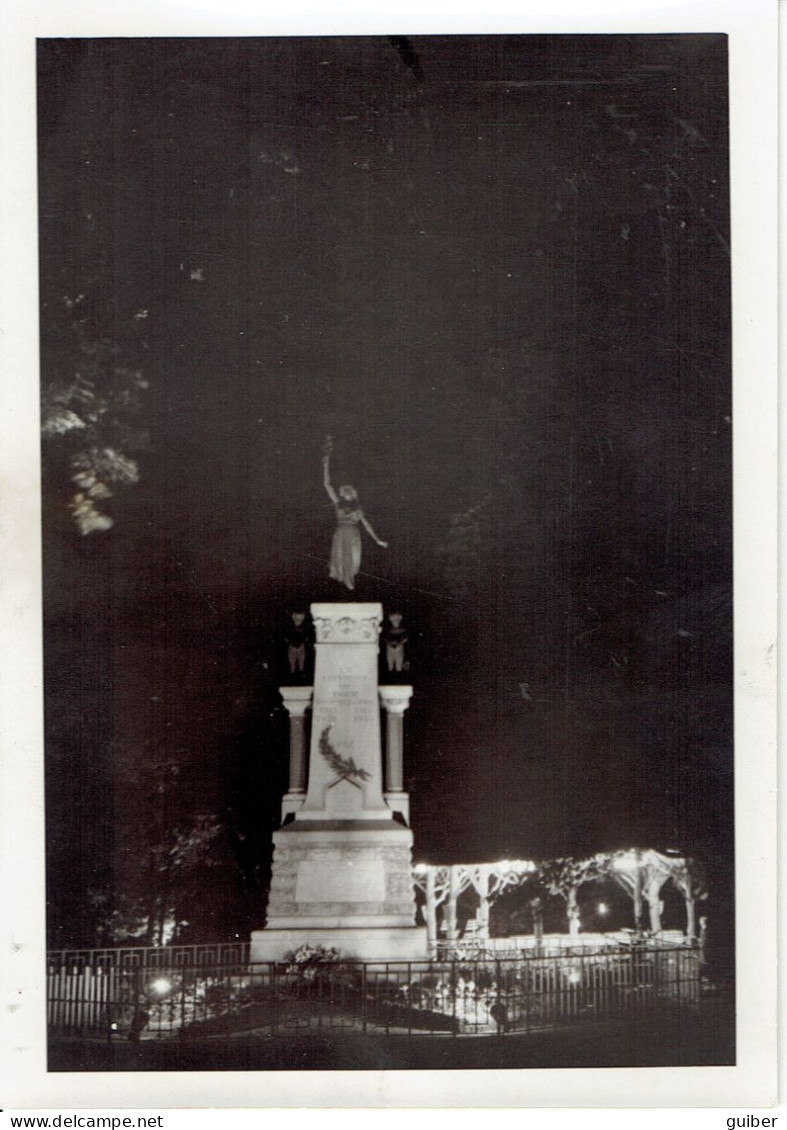 Dour Le Monument Eclairé Guerre1914/18 - 1940/45 10X15cm - Dour