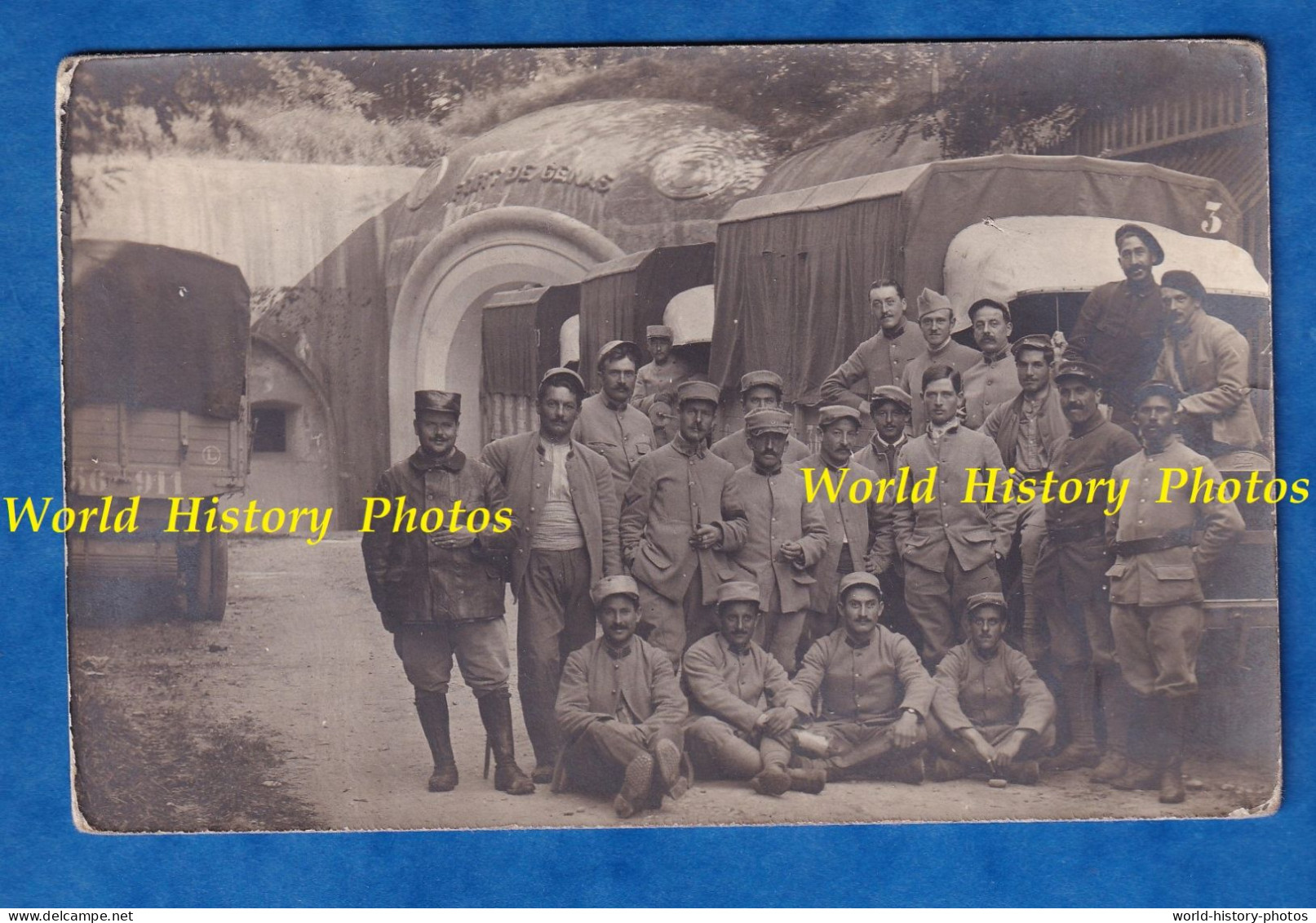 CPA Photo - Fort De GENAS Prés LYON - Beau Portrait De Poilu & Camion FIAT - 1914 1918 - Uniforme Colonial ? Soldat WW1 - Guerre 1914-18