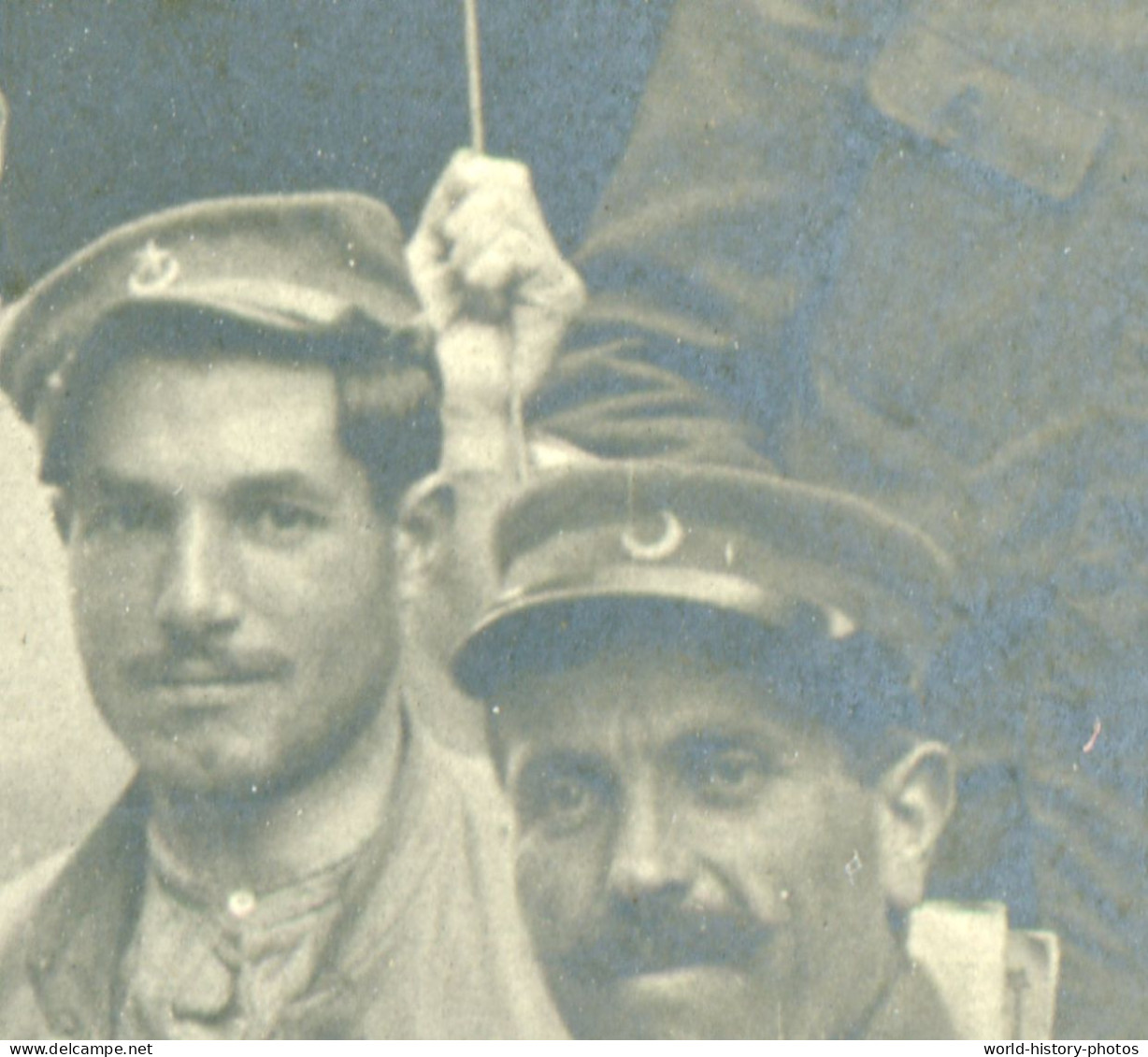 CPA Photo - Fort De GENAS Prés LYON - Beau Portrait De Poilu & Camion FIAT - 1914 1918 - Uniforme Colonial ? Soldat WW1 - Weltkrieg 1914-18