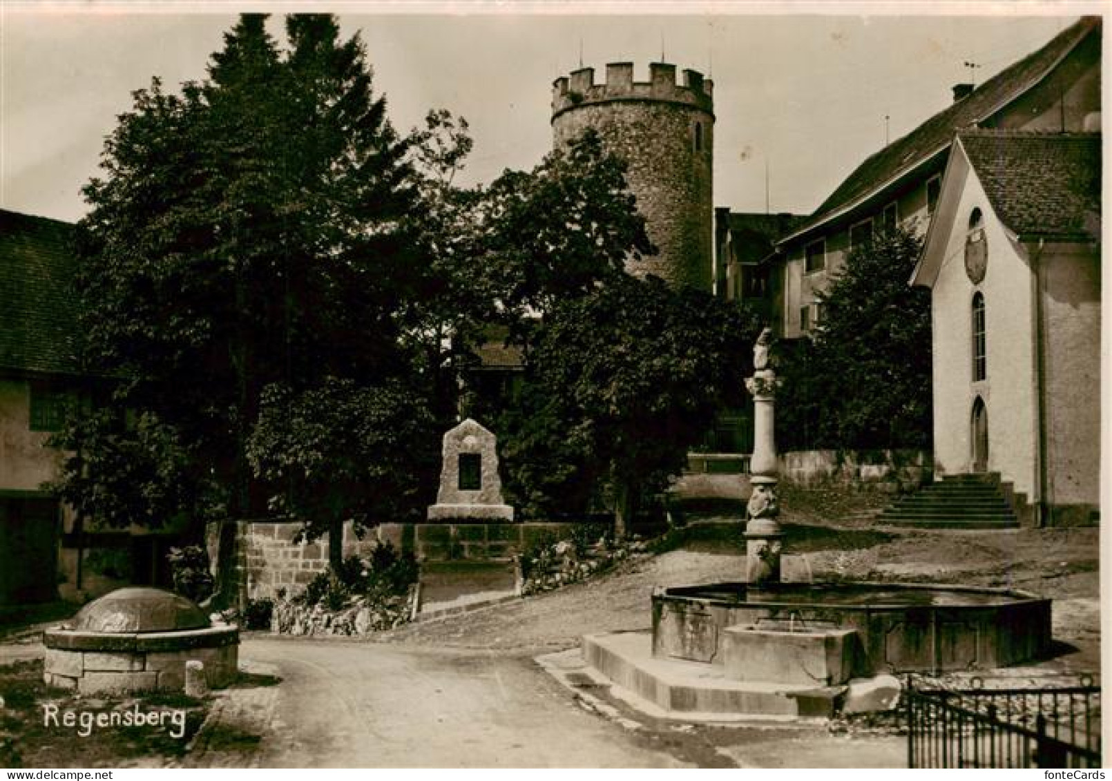 13916122 Regensberg_Dielsdorf_ZH Dorfmotiv Mit Brunnen Und Burgturm - Autres & Non Classés