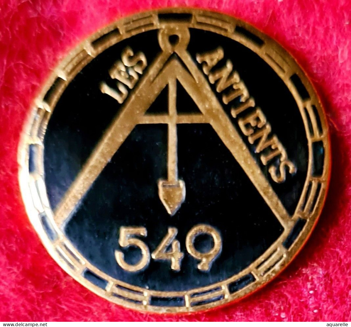 SUPER PIN'S "ASSOCIATIONS : LES FRANCS MACONS "Les ANTIENTS" Marqué 549, Visuel Du Compas" Email Grand Feu Base Or - Vereinswesen