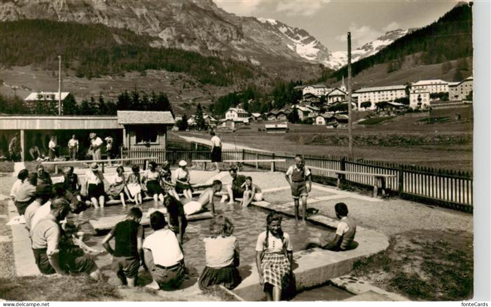 13908430 Leukerbad_Loueche-les-Bains_VS Touristen Und Spaziergaenger Nehmen Ein  - Sonstige & Ohne Zuordnung