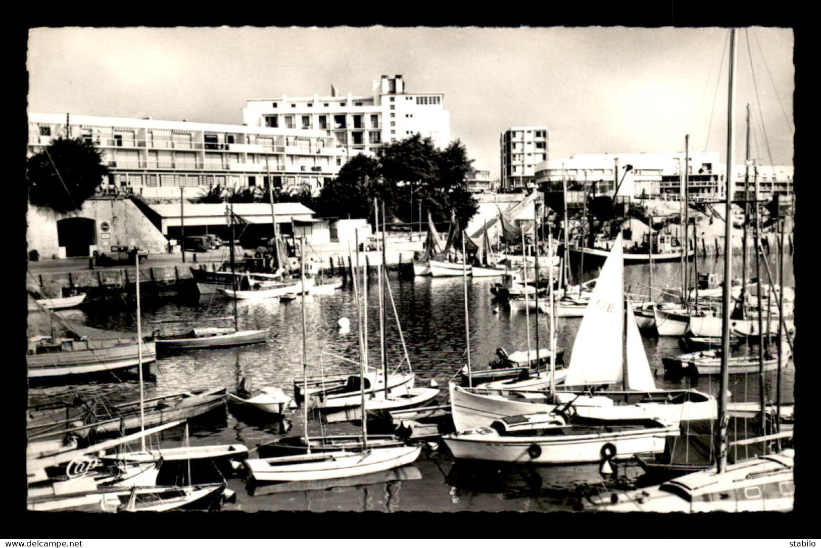 17 - ROYAN - LE PORT ET LES NOUVEAUX IMMEUBLES - Royan