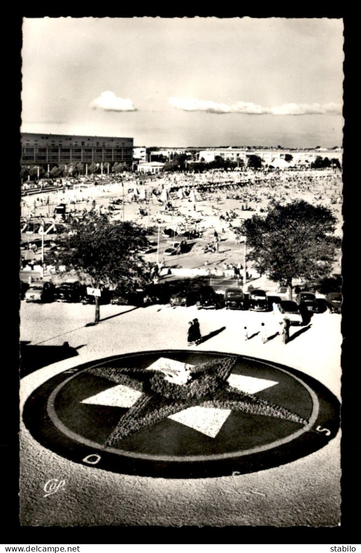 17 - ROYAN - LA PLAGE DEPUIS LES JARDINS DU CASINO - Royan