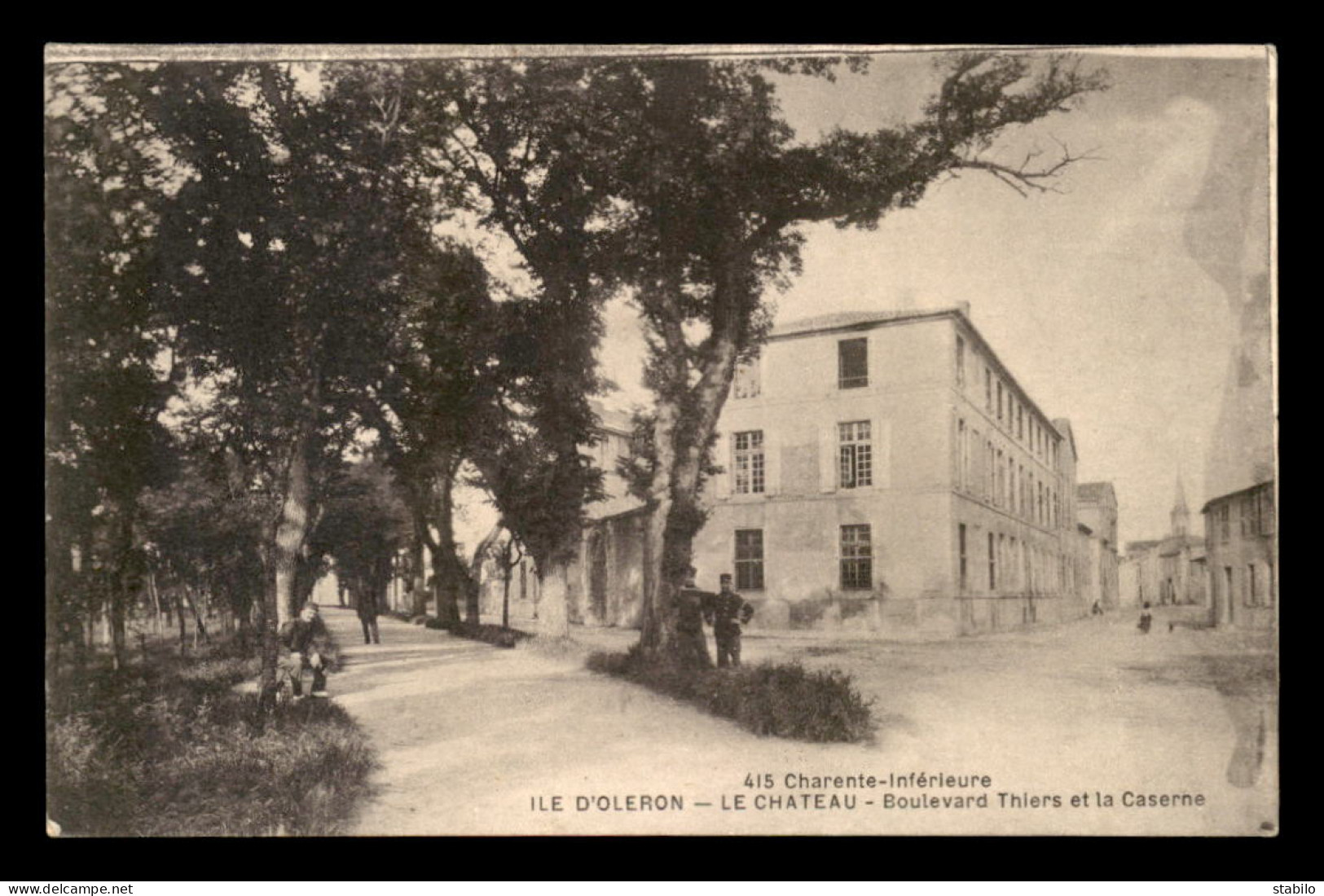 17 - ILE D'OLERON - LE CHATEAU - BOULEVARD THIERS ET LA CASERNE - Ile D'Oléron