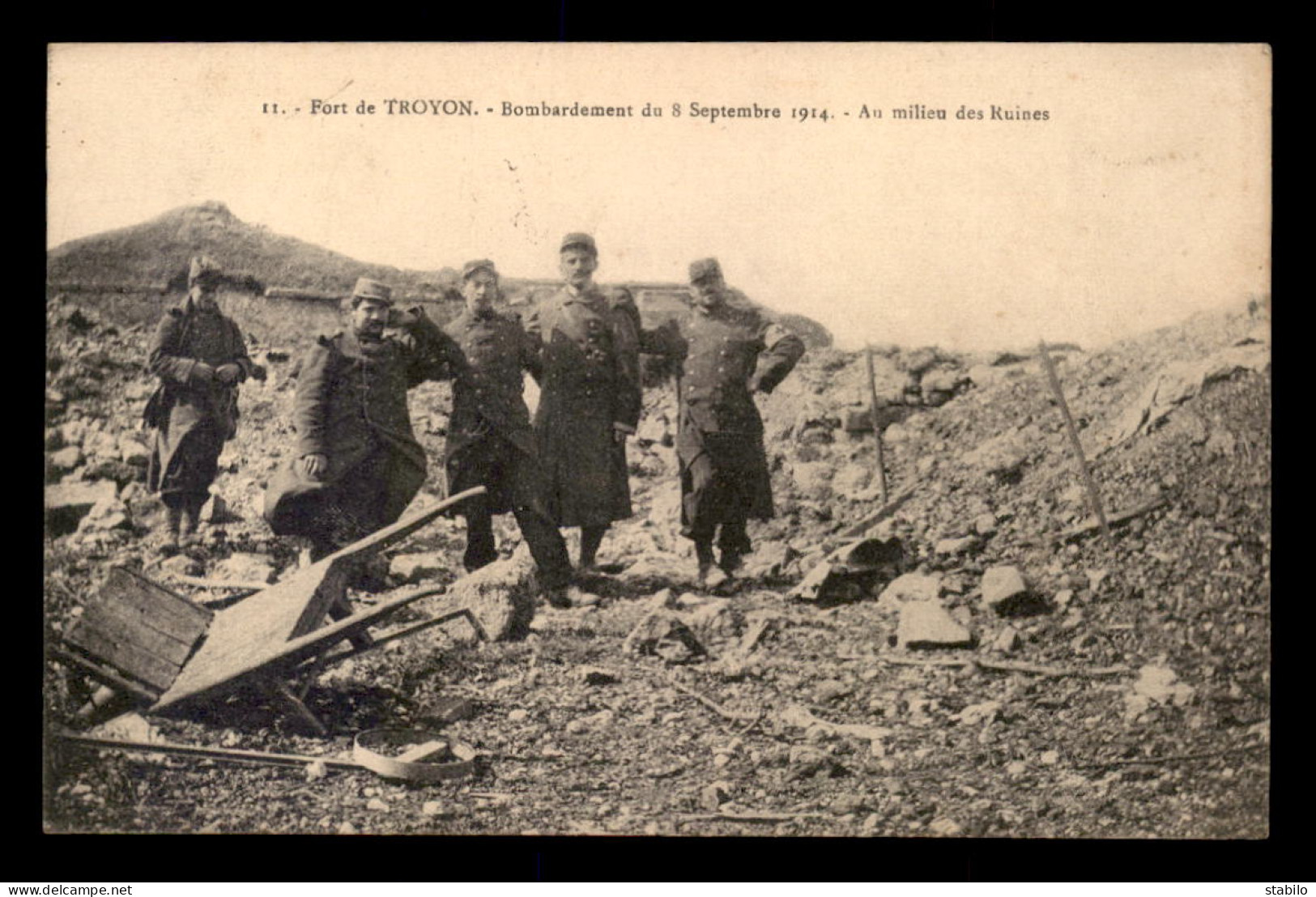 55 - TROYON - LE FORT - BOMBARDEMENT DU 8 SEPTEMBRE 1914 - SOLDATS AU MILIEU DES RUINES - SANS EDITEUR - Otros & Sin Clasificación