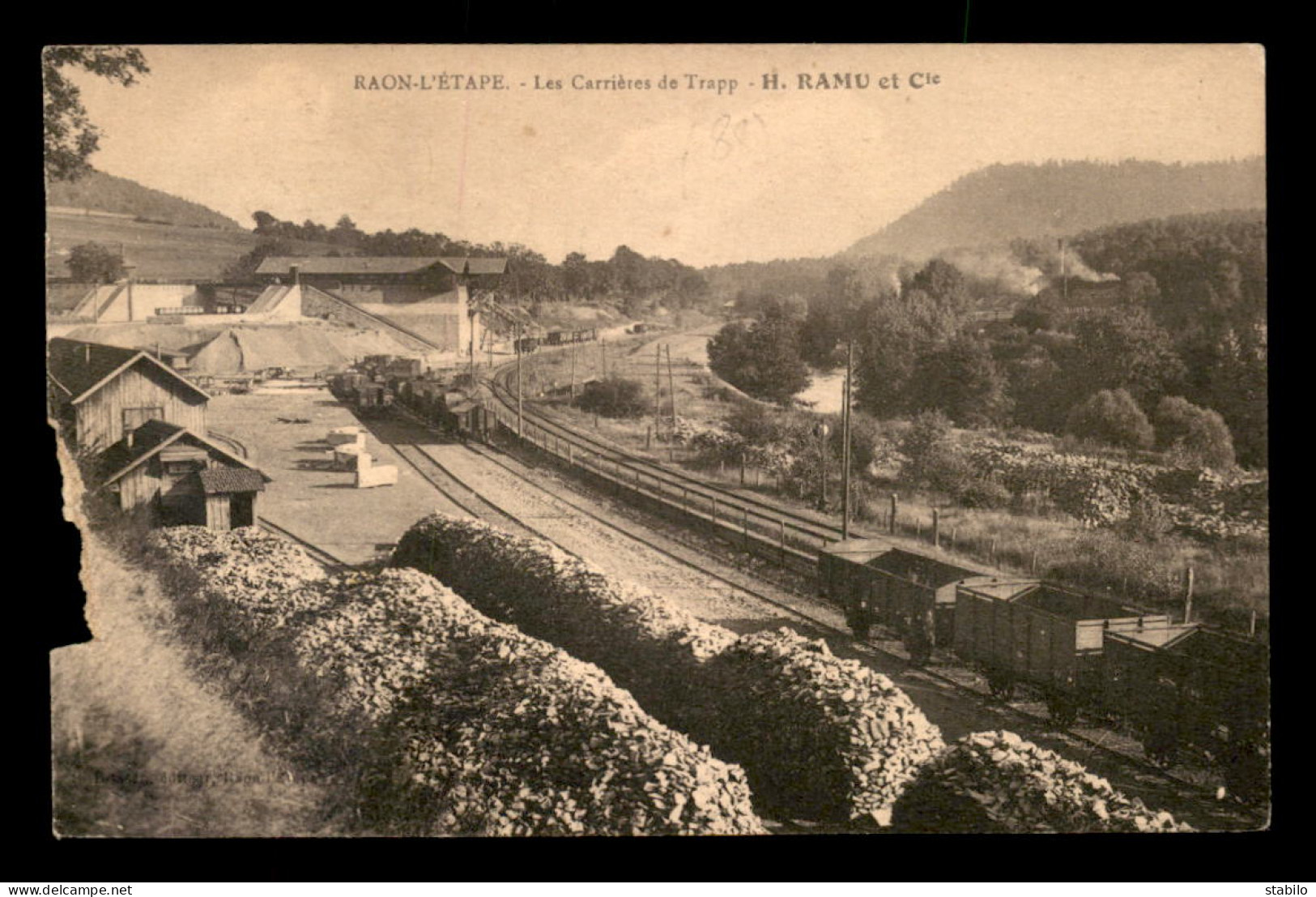 88 - RAON-L'ETAPE - LES CARRIERES DE TRAPP H. RAMU ET CIE - WAGONS SUR LES VOIES DE CHEMIN DE FER - ATTENTION VOIR ETAT - Raon L'Etape