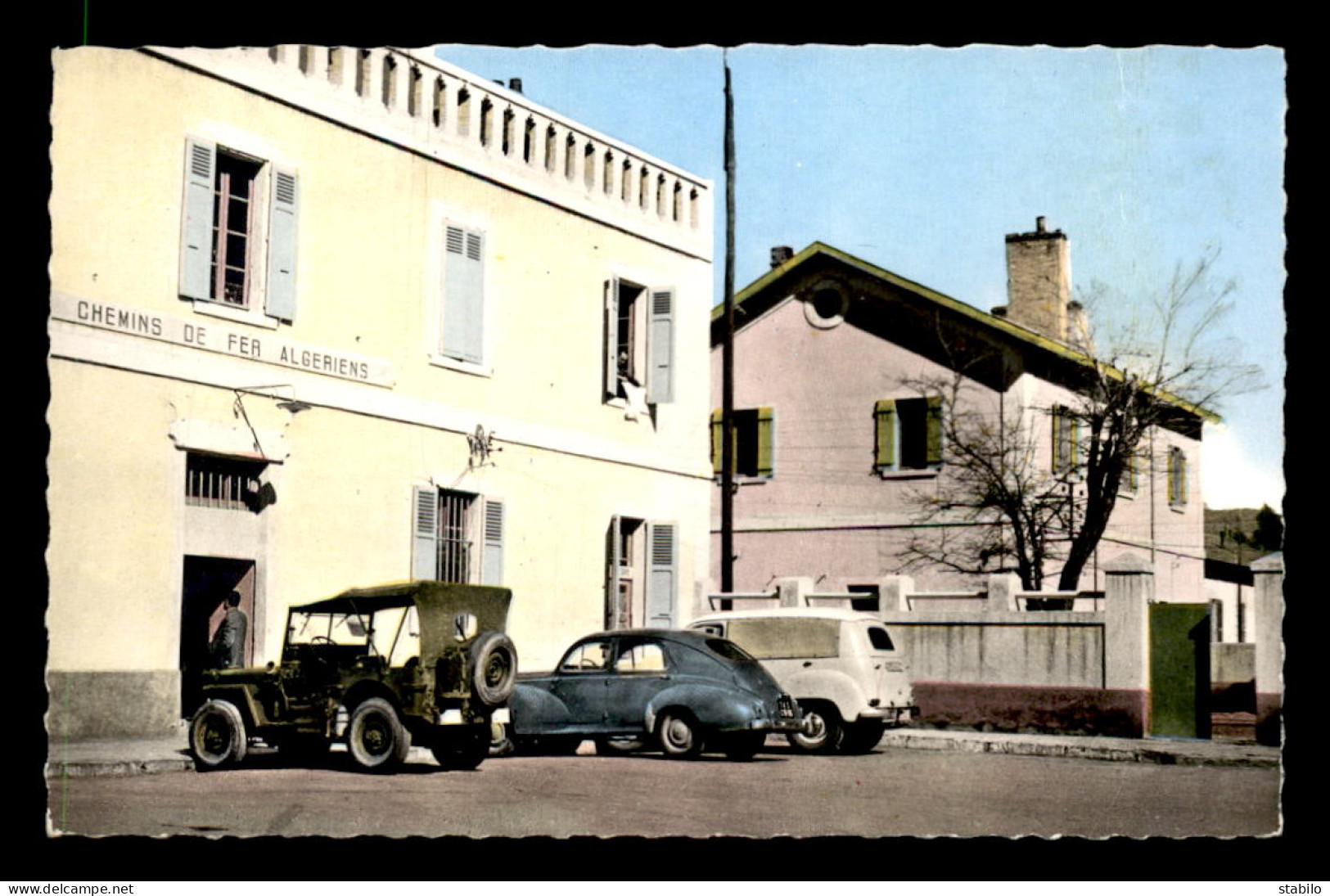 ALGERIE - AIN SEFRA - LA GARE DE CHEMIN DE FER - JEEP - 203 - Autres & Non Classés