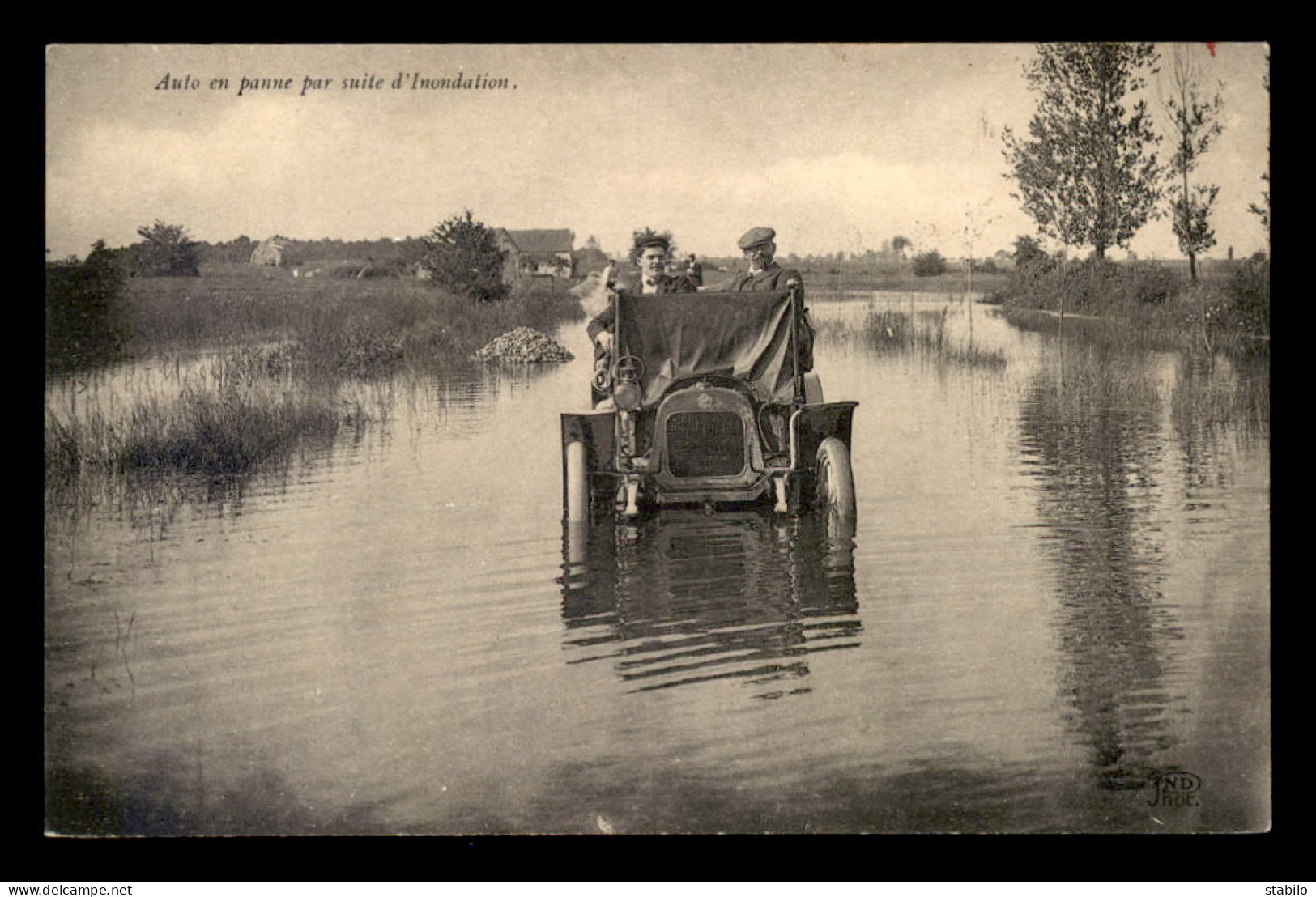 AUTOMOBILES - AUTOMOBILE EN PANNE PAR SUITE D'INONDATION - Voitures De Tourisme