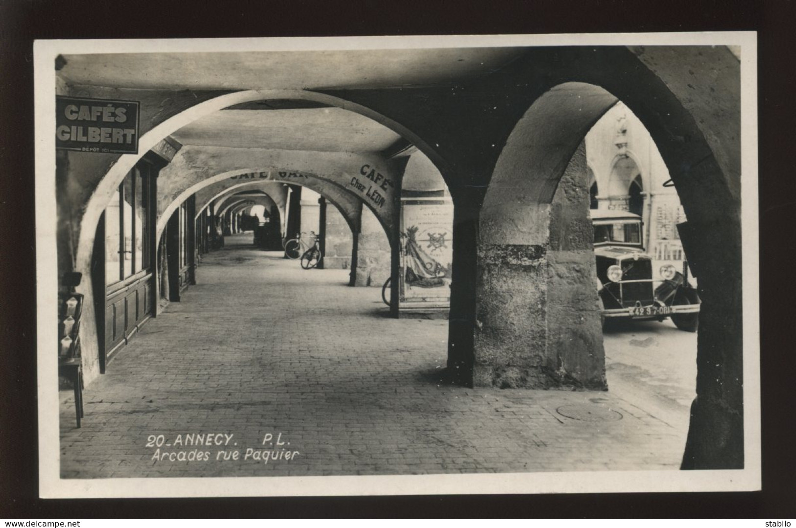 AUTOMOBILES - BERLIET IMMATRICULEE 42 97 - ORI DEVANT LES ARCADES, RUE PAQUIER A ANNECY - Voitures De Tourisme