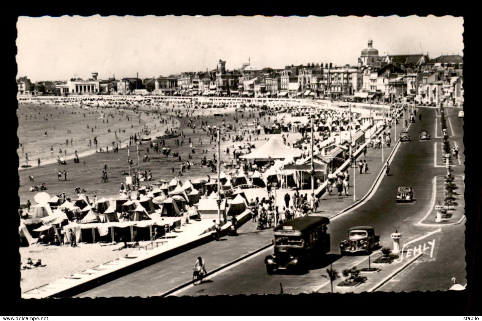 AUTOMOBILES - TRACTION - AUTOCAR  - LES SABLES D'OLONNE - Voitures De Tourisme