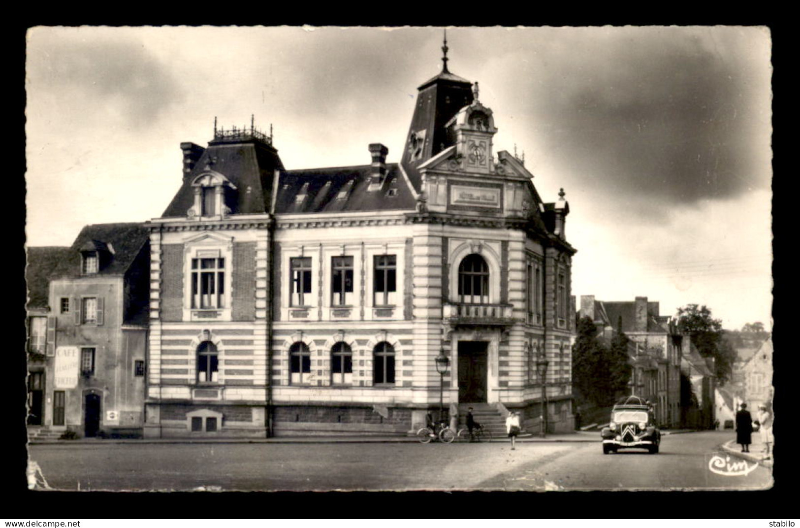 AUTOMOBILES - TRACTION IMMATRICULEE 2648 AN 75 -  ERNEE, HOTEL DE VILLE - Voitures De Tourisme