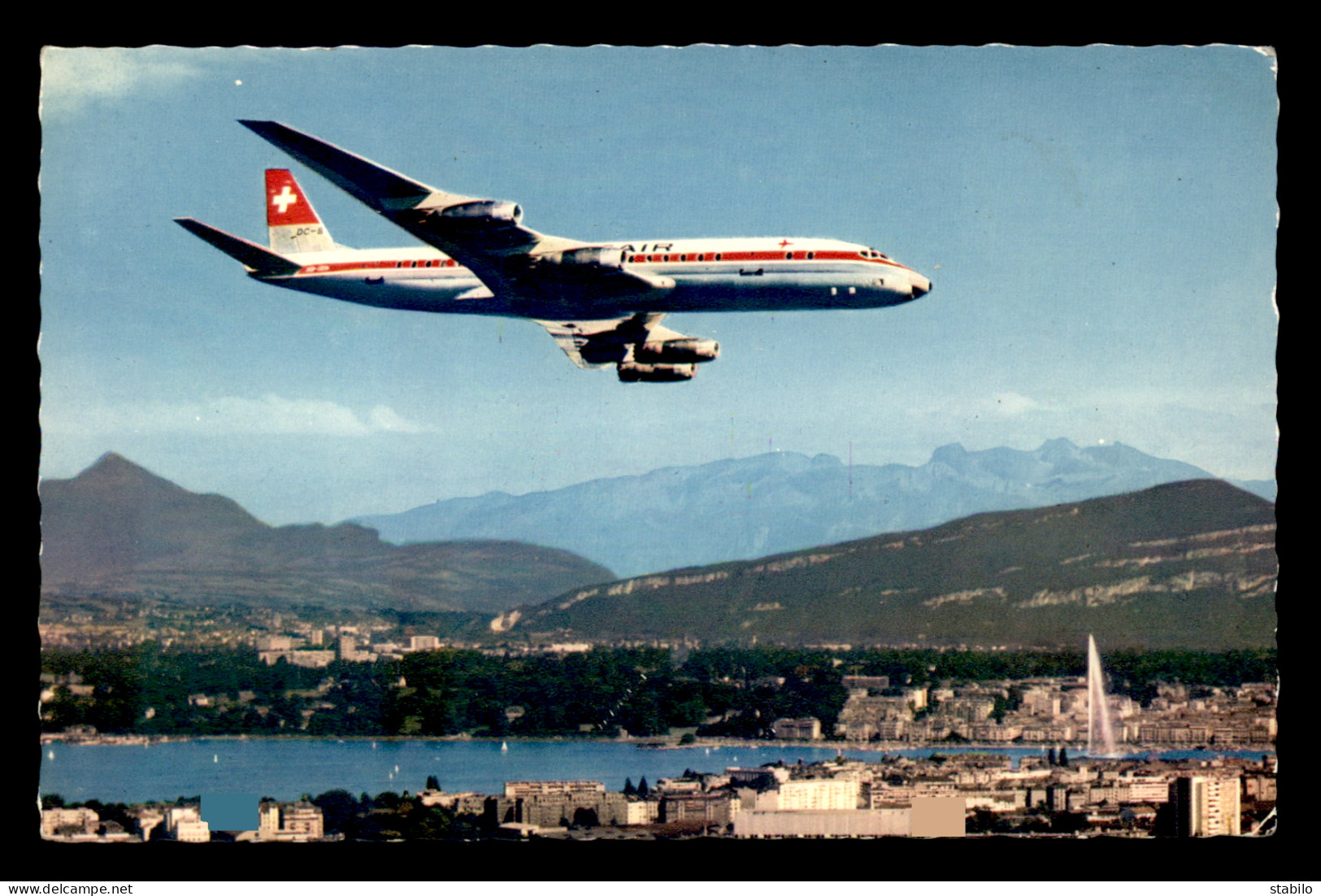 SUISSE - GENEVE - AVIATION - AVION DOUGLAS DC 8 AU DESSUS DE LA VILLE - Other & Unclassified