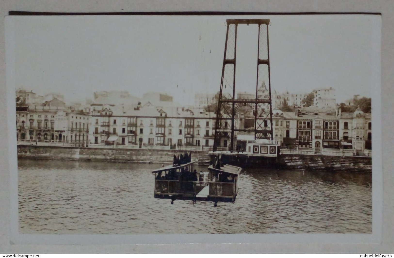 Carte Postale - Point De Vue Suspendu Par Une Grue Au-dessus D'un Canal. - Photographie