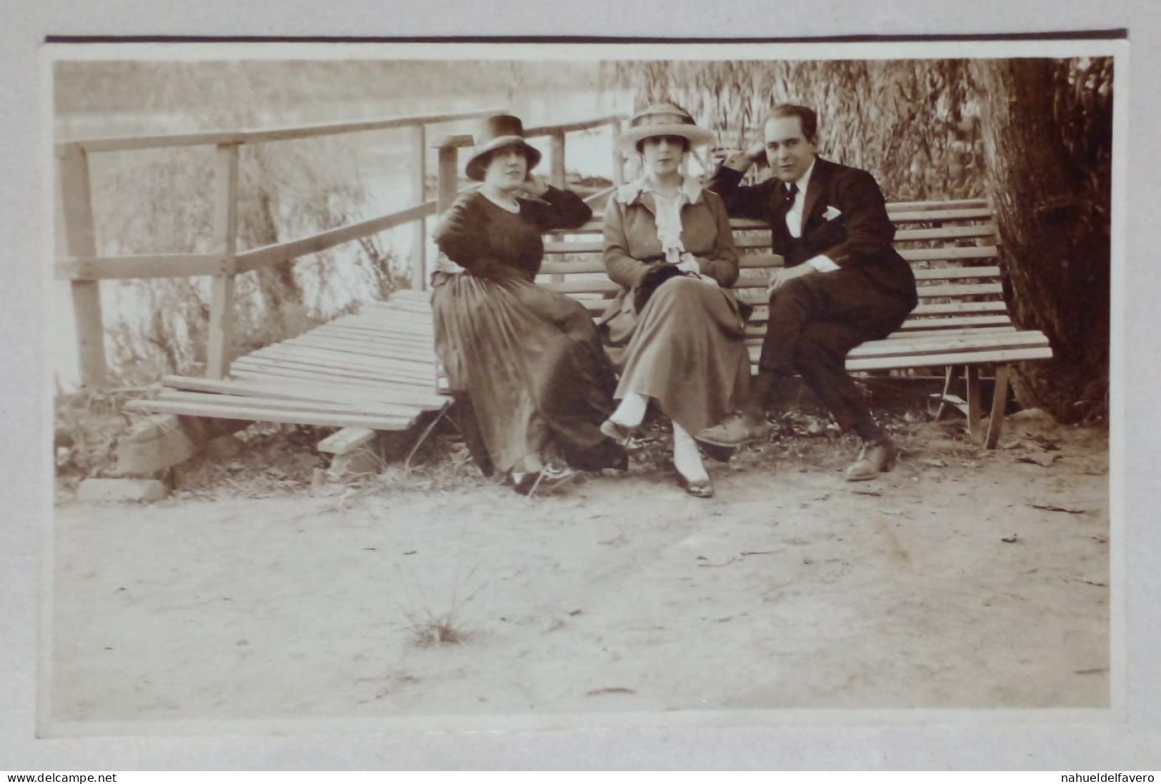 Carte Postale - Deux Femmes Et Un Homme Au Bord D'un Lac. - Photographs