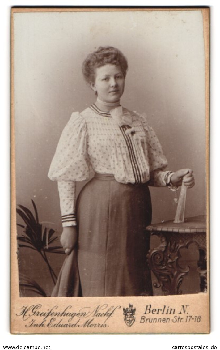 Fotografie H. Greifenhagen Nachf., Berlin, Brunnen-Strasse 17-18, Sympathische Dame In Gemusterter Bluse  - Anonymous Persons