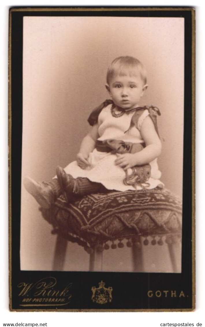 Fotografie W. Zink, Gotha, Auguststrasse No. 7, Süsses Kleinkind Auf Hocker  - Anonyme Personen