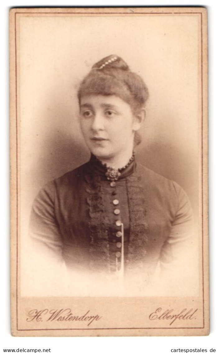 Fotografie H. Westendorp, Elberfeld, Herzog-Strasse 26, Junge Dame Mit Brosche  - Anonymous Persons