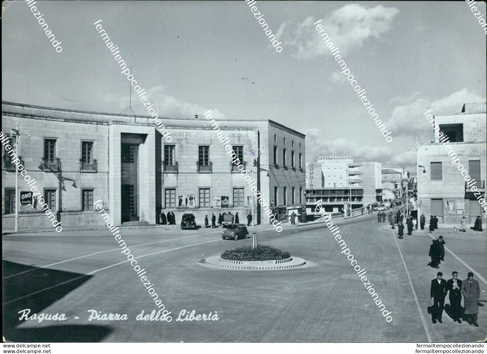 Bn95 Cartolina Ragusa Citta' Piazza Della Liberta' Piega - Ragusa