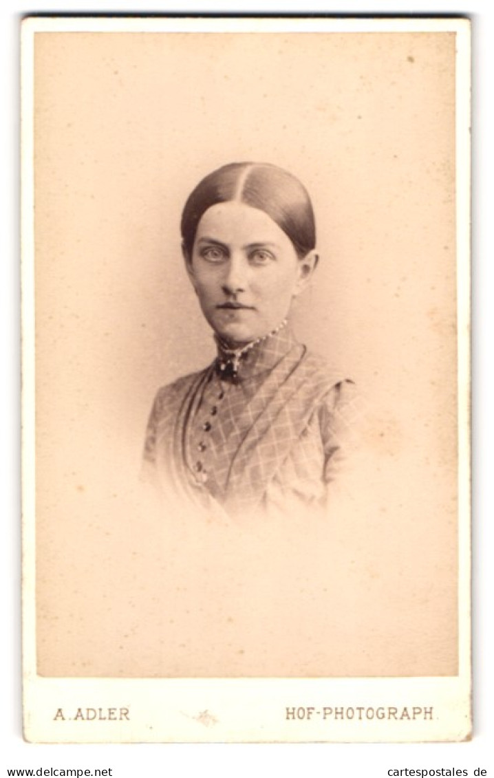 Fotografie A. Adler, Dresden, Victoriastrasse 21, Junge Frau Mit Grossen Augen Und Kariertem Kleid  - Anonyme Personen