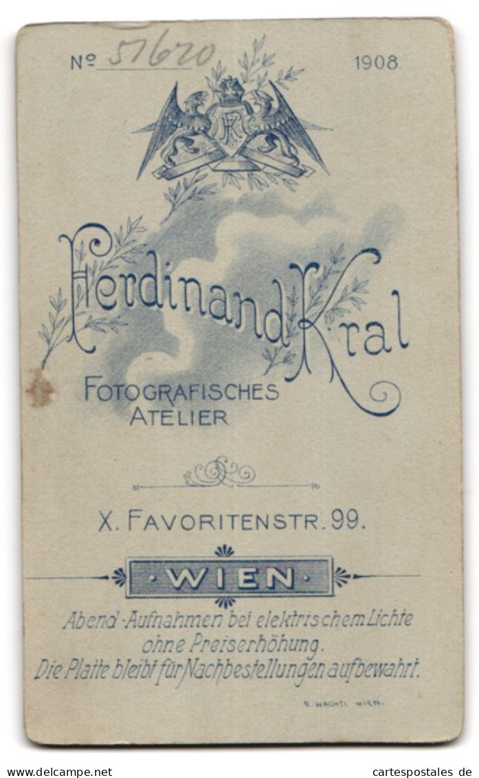 Fotografie Ferdinand Kral, Wien, Favoritenstr. 99, Halbnacktes Kleinkind Im Hemd  - Anonyme Personen