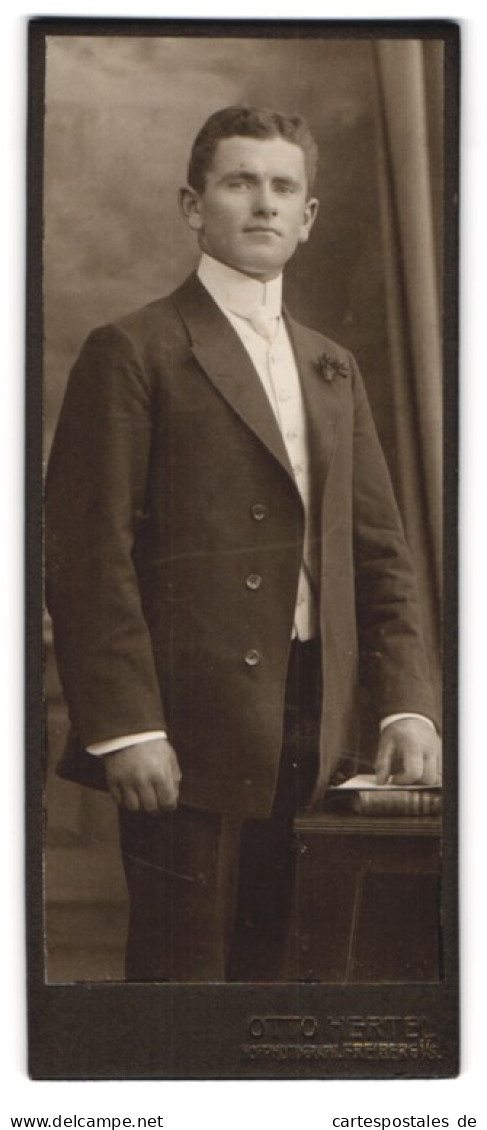 Fotografie Otto Hertel, Freiberg I. S., Junger Herr Im Anzug Mit Krawatte  - Anonyme Personen