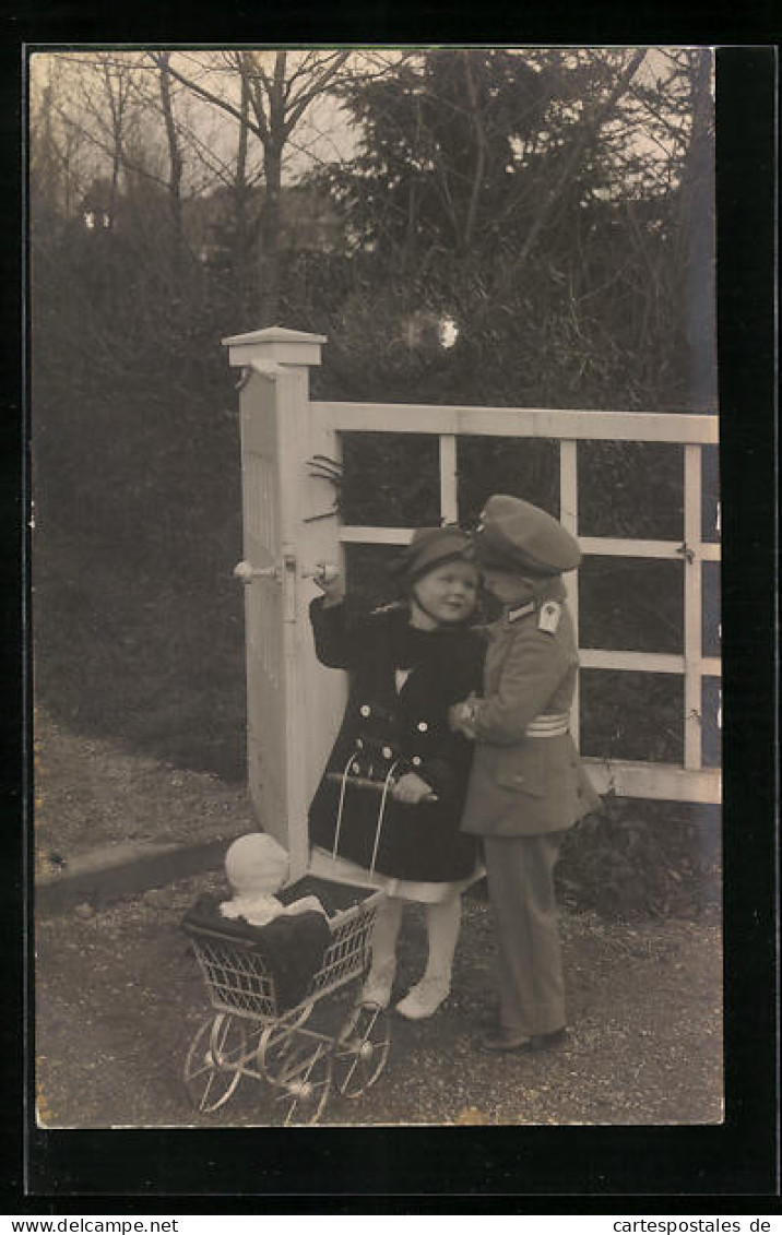 Foto-AK Soldatenjunge Mit Mädchen Und Puppenwagen  - War 1914-18