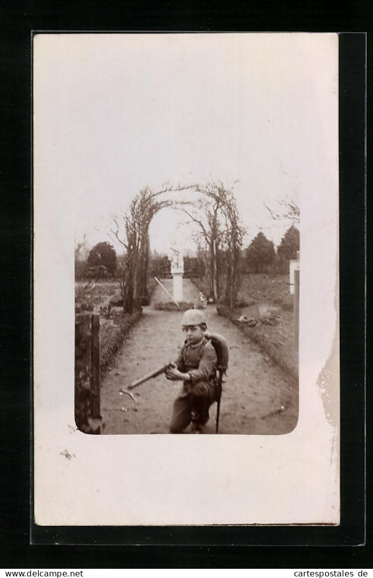 Foto-AK Junge Spielt Soldat Im Garten  - Guerra 1914-18