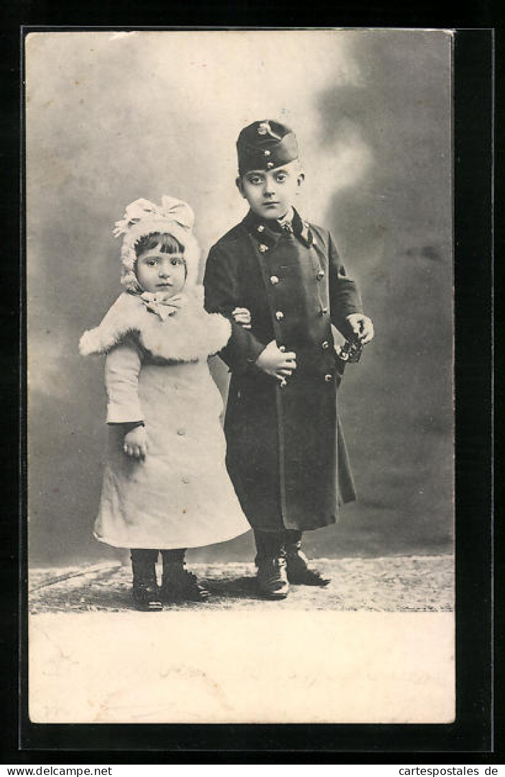 AK Bursche In Uniform Mit Seiner Schwester Am Arm  - Weltkrieg 1914-18