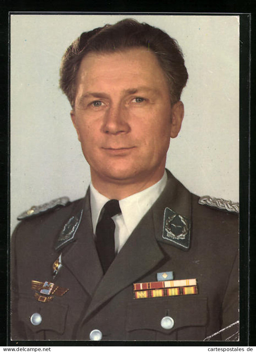 AK Der Erste Fliegerkosmonaut Der DDR Sigmund Jähn In Uniform, Raumfahrt  - Espacio