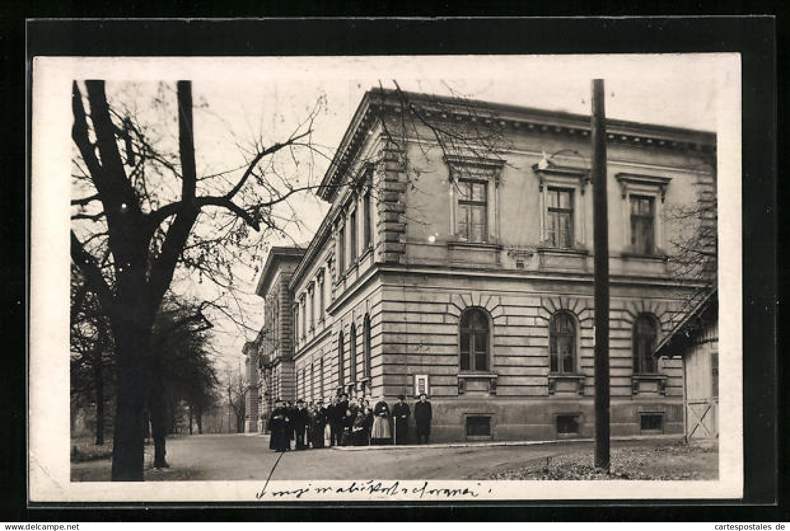 AK Roudnice N. L., Elegante Leute Vor Einem Grossen Eckhaus  - Czech Republic