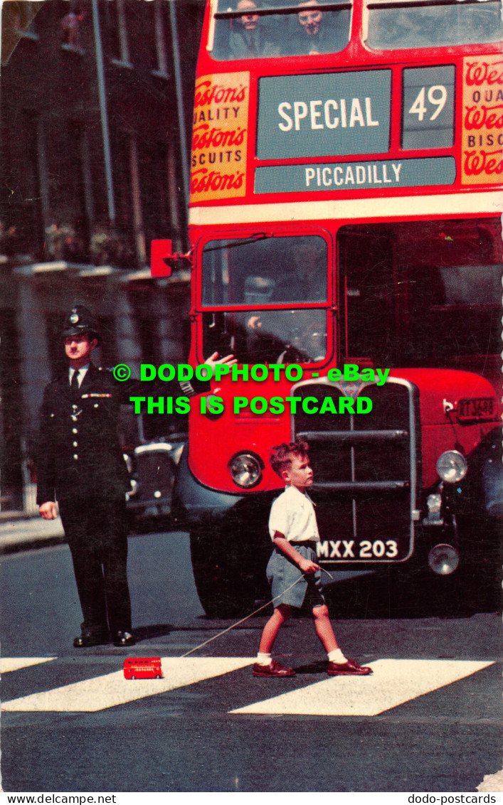 R495873 London. Policeman On Point Duty. The Photographic Greeting Card. Natural - Autres & Non Classés